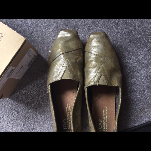 Classic Brass Metallic Synth Leather Toms - Picture 2 of 4