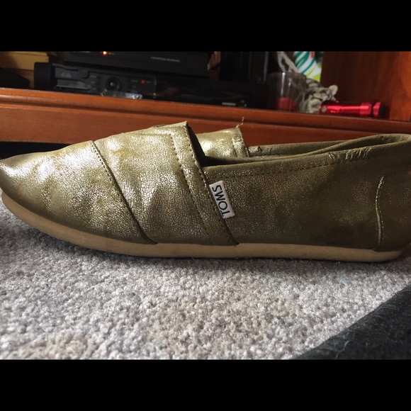 Classic Brass Metallic Synth Leather Toms - Picture 3 of 4