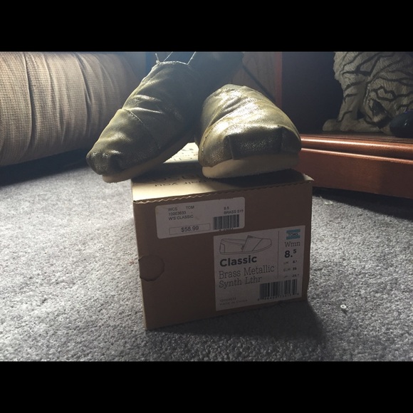 Classic Brass Metallic Synth Leather Toms - Picture 4 of 4