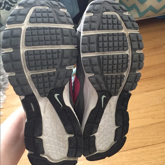 Women's size 7.5 Nike tennis shoes - Picture 2 of 4