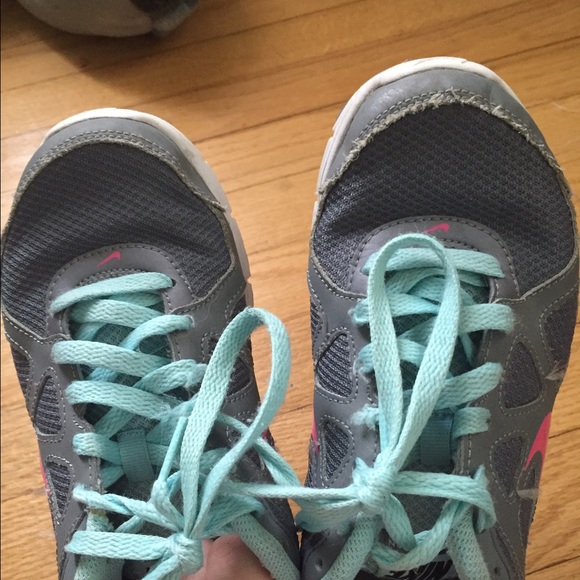 Women's size 7.5 Nike tennis shoes - Picture 3 of 4