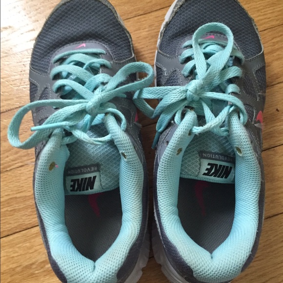 Women's size 7.5 Nike tennis shoes - Picture 4 of 4