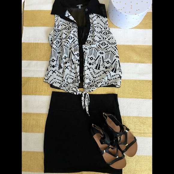 Black mini skirt - Picture 1 of 1