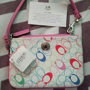 new with tags COACH wristlet  :)