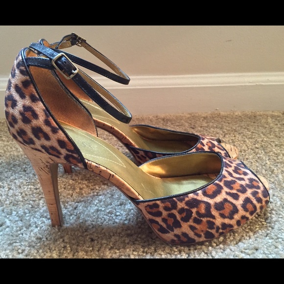 Guess cheetah print peep toe 4" heel - size 8.5
