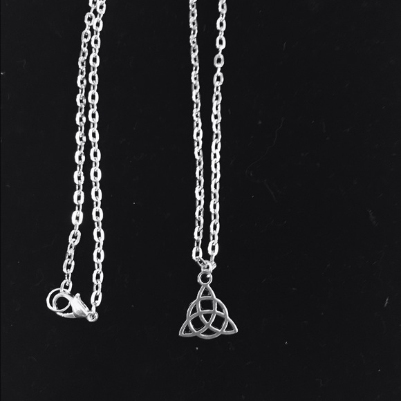 Silver plated trinity knot pendant necklace - Picture 2 of 3