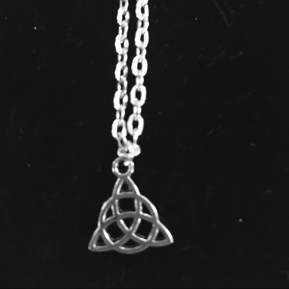 Silver plated trinity knot pendant necklace - Picture 3 of 3