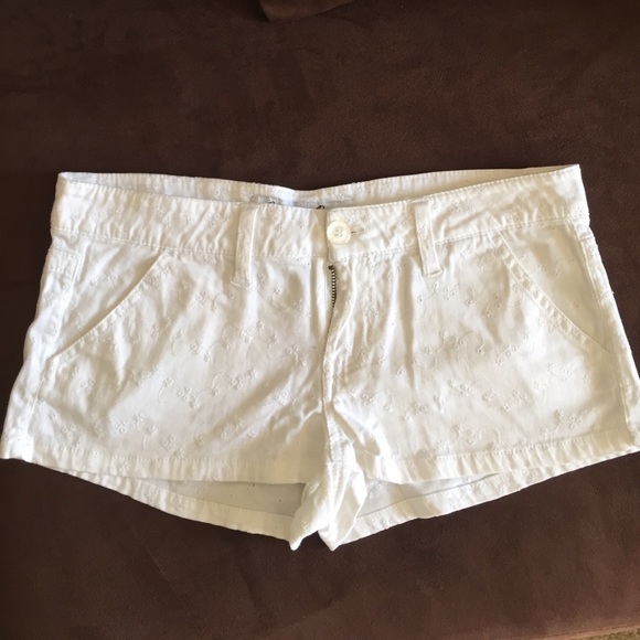 A size 9, white short.