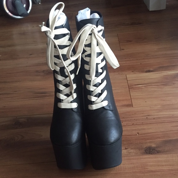 UNIF Shoes - UNIF SALEMS SIZE 8