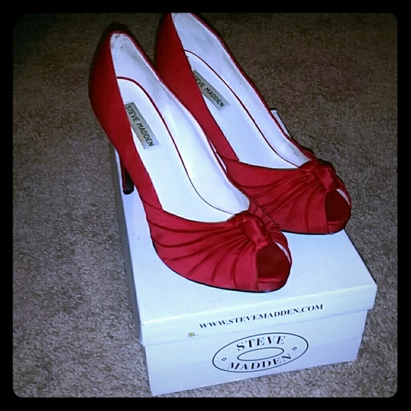 Size 10 Steven Madden red peep toe pumps