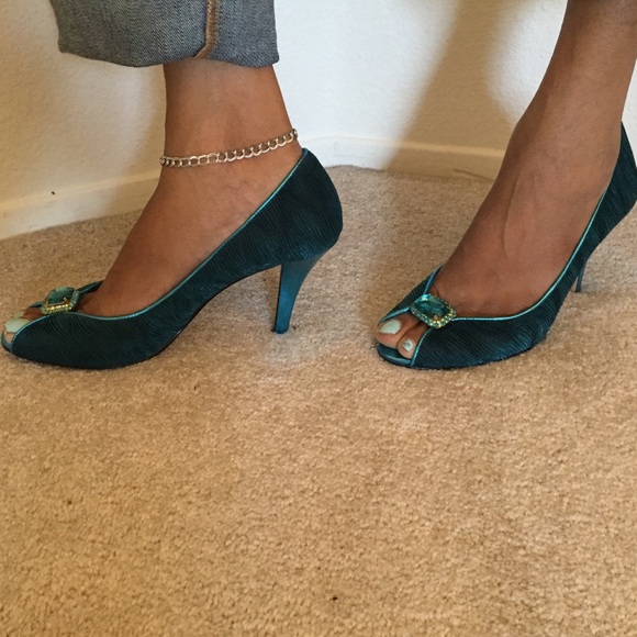 J. Reneé Mona Pleated Satin pumps - Picture 4 of 4