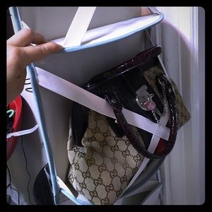 Handbag organized
