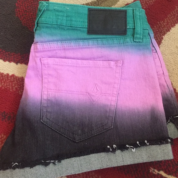 Volcom Shorts - Picture 2 of 3