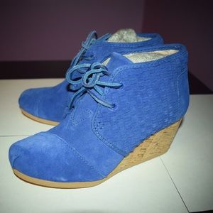 TOMS Woman's Wedge Shoe, Blue Suede- 6