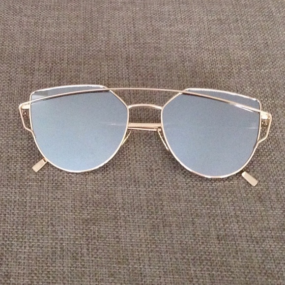 🆕Gold Sunnies with Silver Lenses - Picture 3 of 4