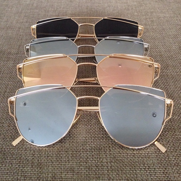 🆕Gold Sunnies with Silver Lenses - Picture 4 of 4