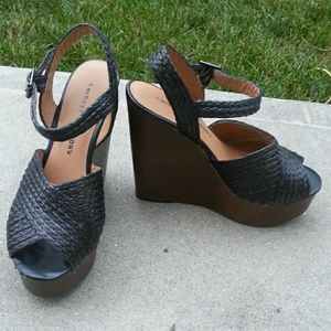 Black/brown woven wedges