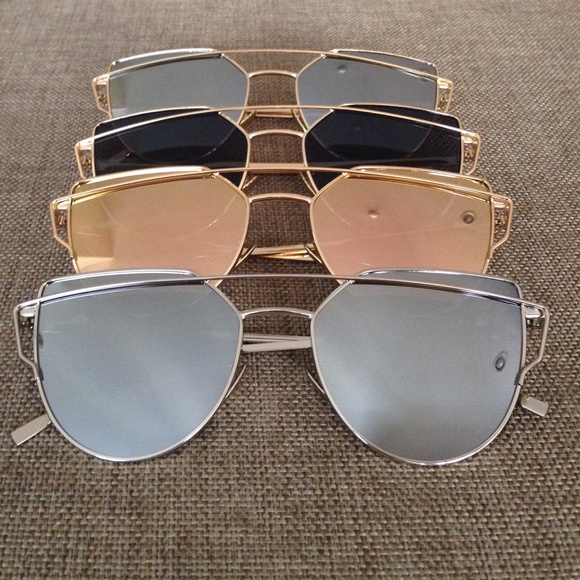 🆕Silver Mirrored Sunglasses - Picture 4 of 4
