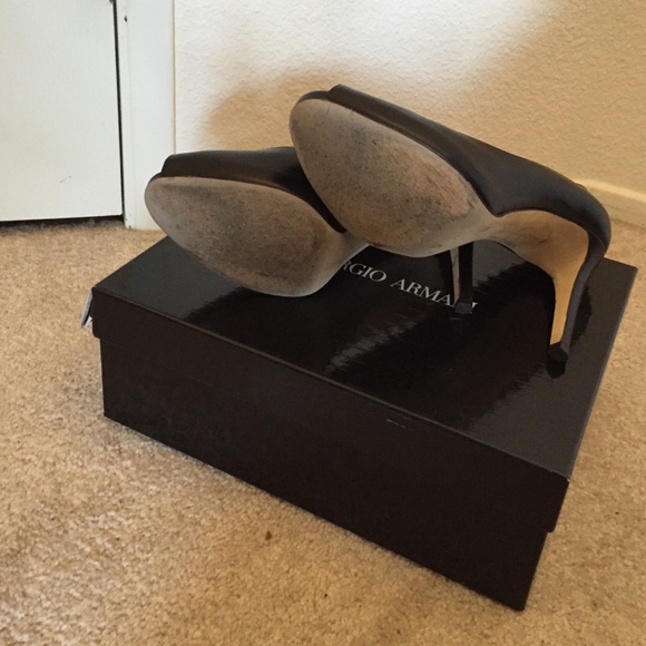 Authentic Giorgio Armani Nero Pumps - Picture 2 of 4