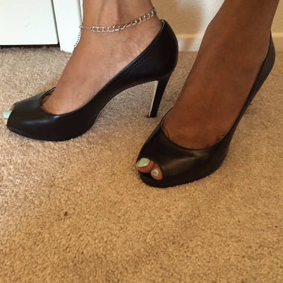 Authentic Giorgio Armani Nero Pumps - Picture 4 of 4