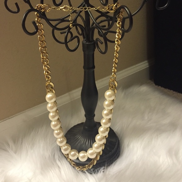 Pearl and chain necklace