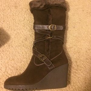Wedged winter boots