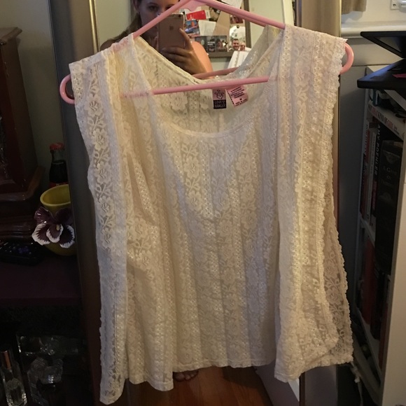 Flutter sleeve lace top