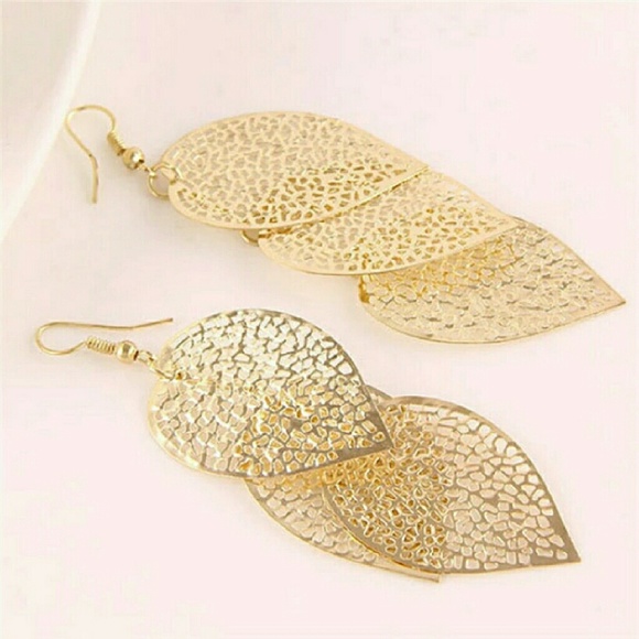 🎀NEW LEAF EARRINGS - Picture 2 of 2