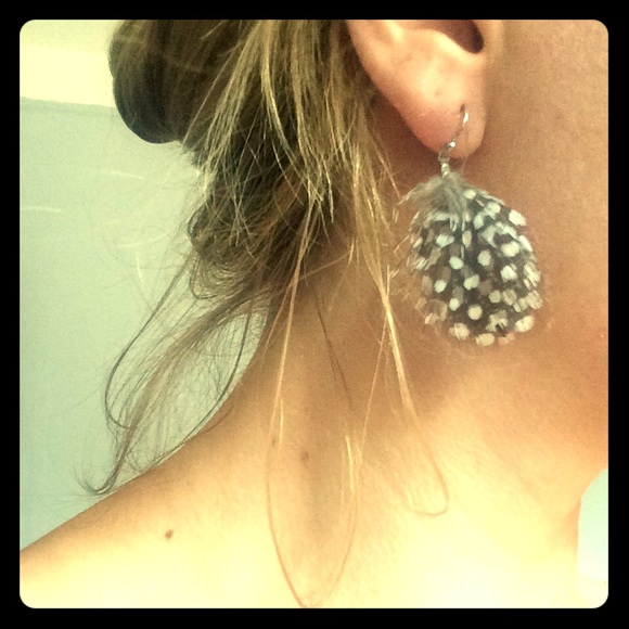 Polka Dotted feather Earrings ⚫️⚪️⚫️⚪️