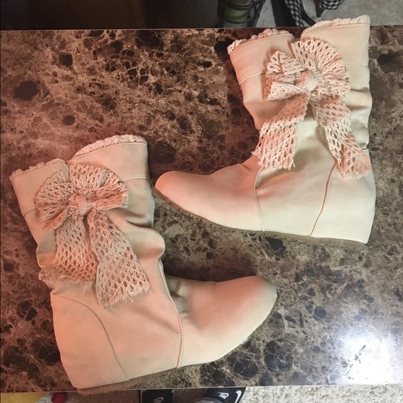 Lacey bow boots