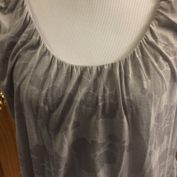 Old navy top - Picture 2 of 4