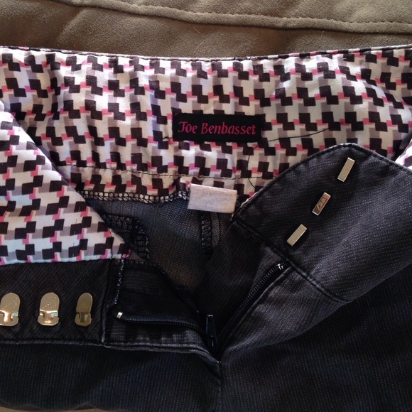 Joe Benbasset casual pinstriped grey pants.