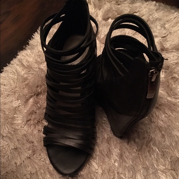 Vince Camuto, Zeplin Wedge