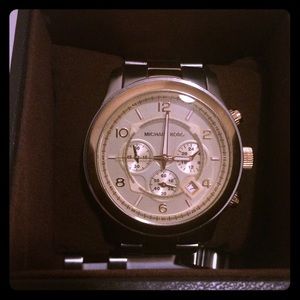 SOLD!! Michael Kors Classic Oversize Jet Set Watch