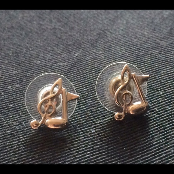 SOLD Vintage Music Note earrings! 🎵