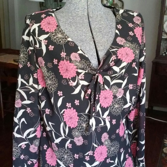 Loft....Adorable blouse, fully lined, black floral