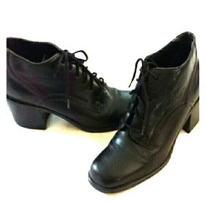 Black leather lace-up ankle boots / shooties, 7B