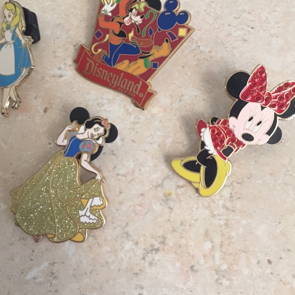 SOLD 5 Disney pins - Picture 2 of 2