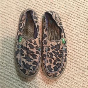 Leopard print Sanuks