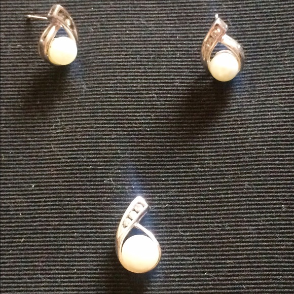 Pearl/Diamond/White Gold Earring and Necklace set