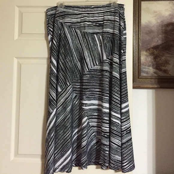 18W 20W Avenue Black & White very full plus skirt