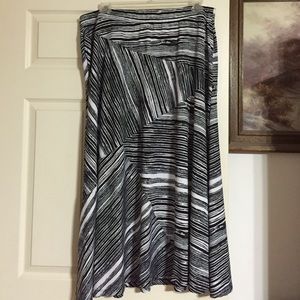 18W 20W Avenue Black & White very full plus skirt