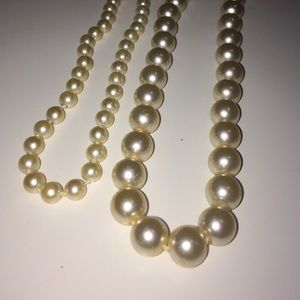Set of 2 pearl necklaces. Costume.