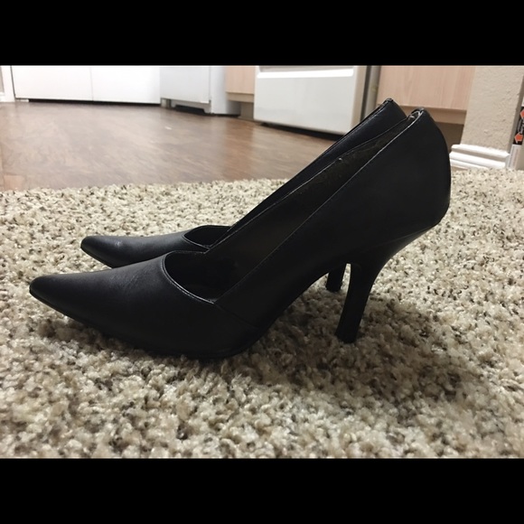 Black heels - Picture 2 of 2