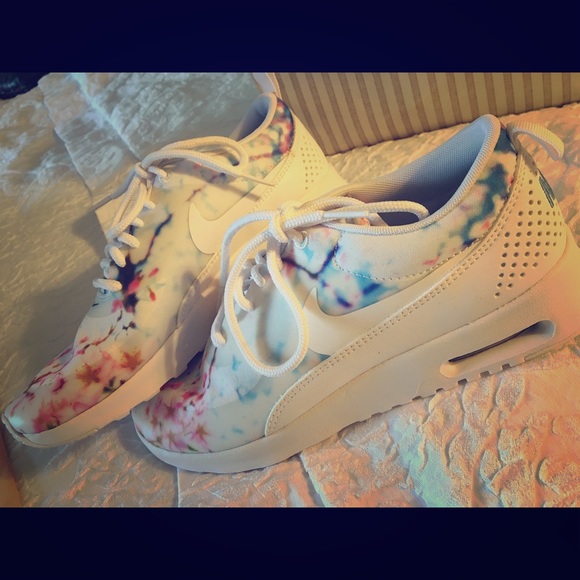 Wmn sz7.5 Nike (Special Edition; Floral Design)