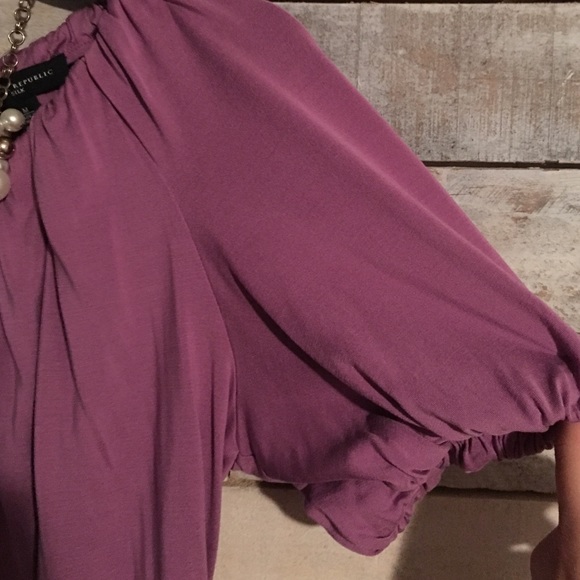 Beautiful silk banana republic top - Picture 2 of 3