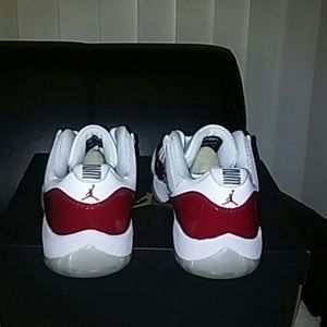 Retro 2016 red's size 9.5 100% authentic