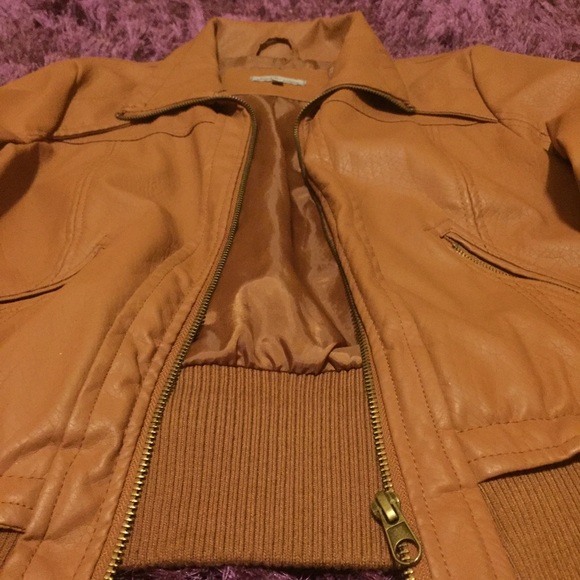 🚫SOLD🚫Tan faux leather bomber jacket 🌻🌵 - Picture 2 of 4