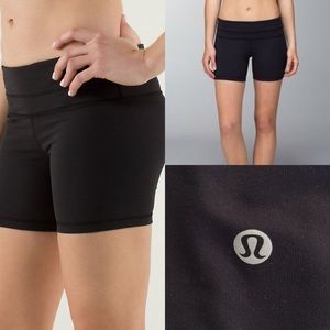 🍋 lululemon black Luon groove shorts size 6reg