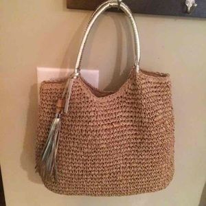 Straw & Gold purse! Perfect for the beach ☀️